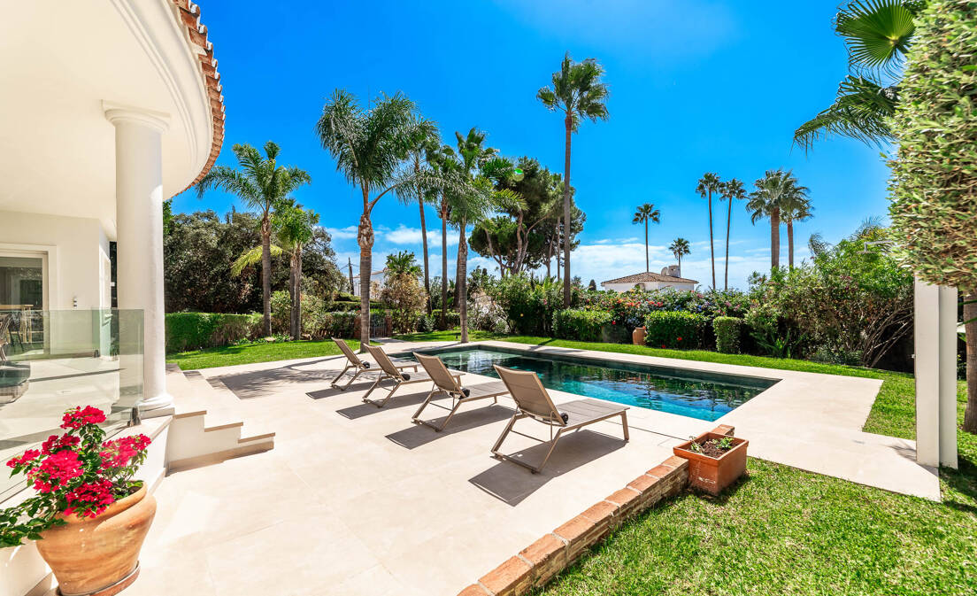 Elegante villa andaluza: lujoso refugio con vistas al mar