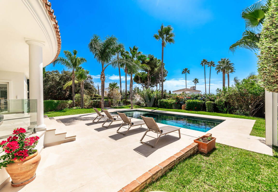 Elegant Andalusian Villa – Luxury Retreat with Sea Views