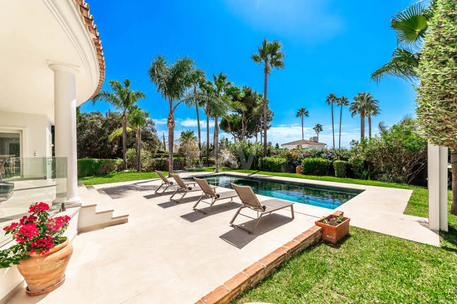 Elegant Andalusian Villa – Luxury Retreat with Sea Views