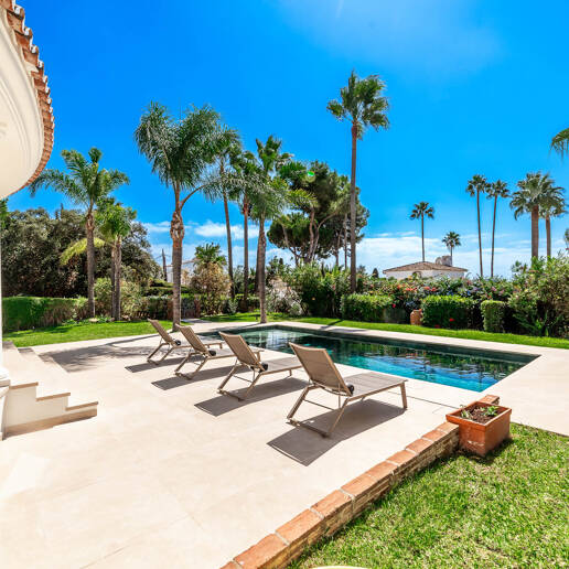 Elegante villa andaluza: lujoso refugio con vistas al mar