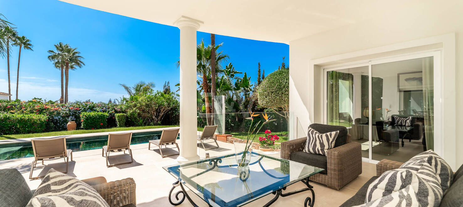 Elegante villa andaluza: lujoso refugio con vistas al mar