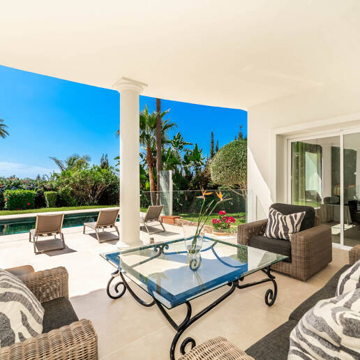 Elegante villa andaluza: lujoso refugio con vistas al mar