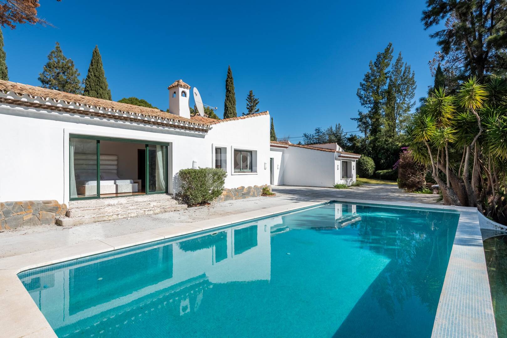 Klassisk andalusisk villa med havsutsikt i prestigefylld El Madroñal