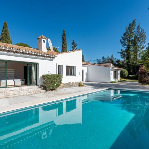 Klassisk andalusisk villa med havsutsikt i prestigefylld El Madroñal