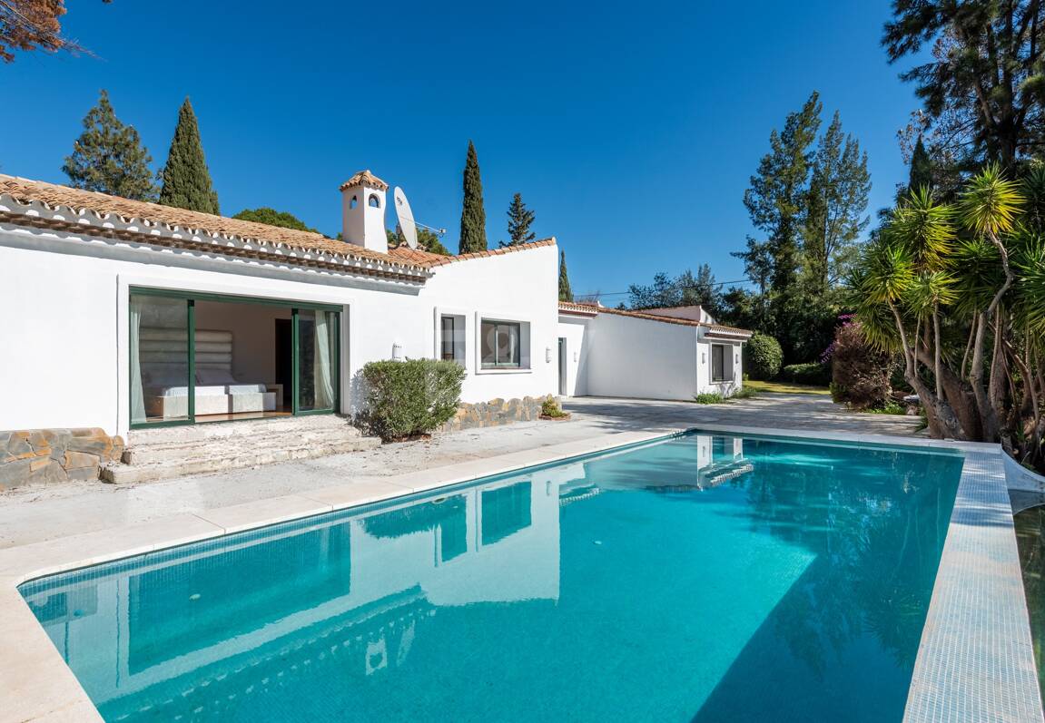 Klassisk andalusisk villa med havsutsikt i prestigefylld El Madroñal