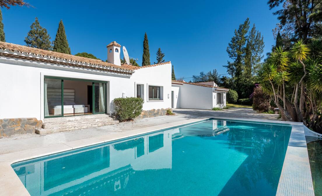 Klassisk andalusisk villa med havsutsikt i prestigefylld El Madroñal