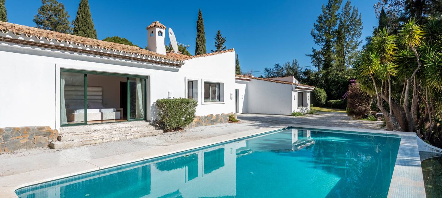 Klassisk andalusisk villa med havsutsikt i prestigefylld El Madroñal
