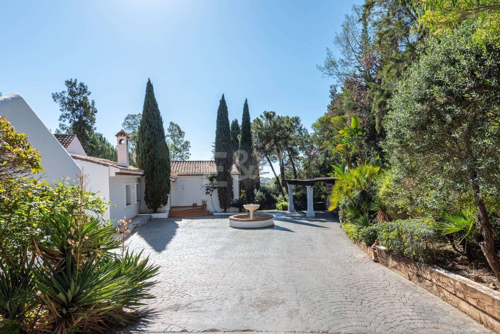 Klassisk andalusisk villa med havsutsikt i prestigefylld El Madroñal