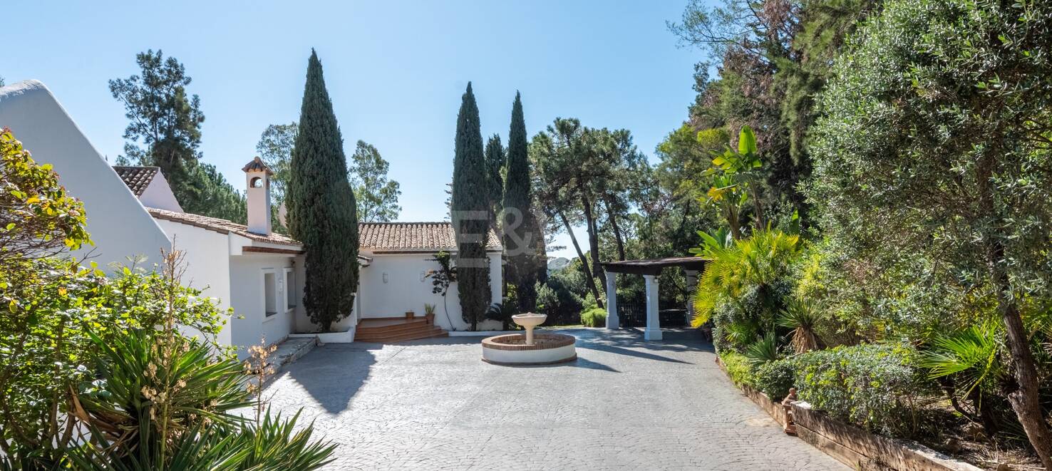 Klassisk andalusisk villa med havsutsikt i prestigefylld El Madroñal