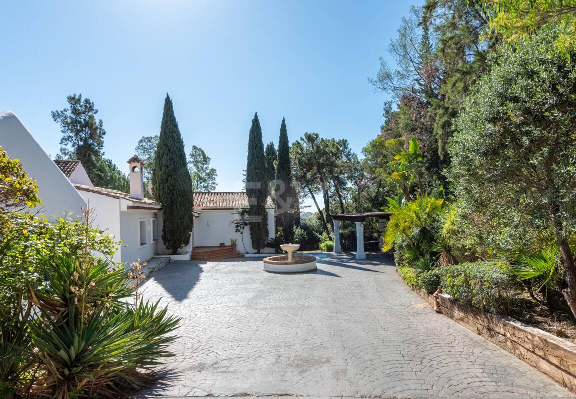 Klassisk andalusisk villa med havsutsikt i prestigefylld El Madroñal