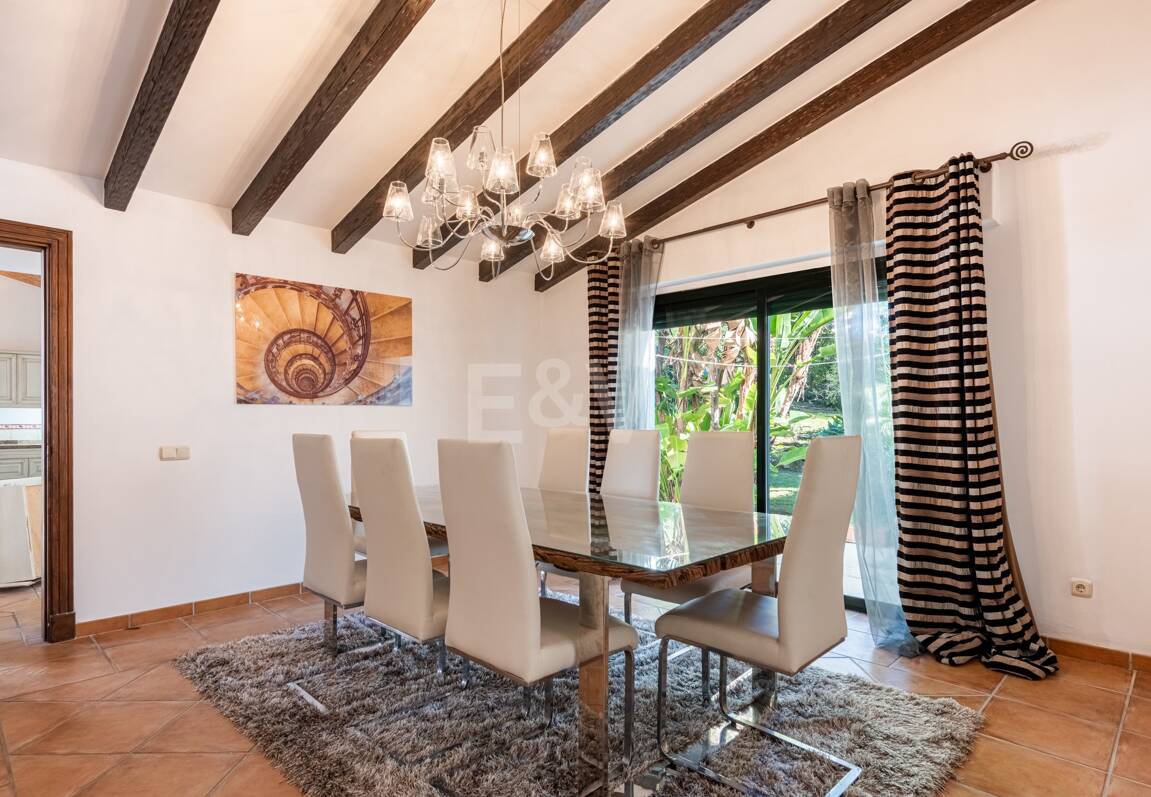 Klassisk andalusisk villa med havsutsikt i prestigefylld El Madroñal