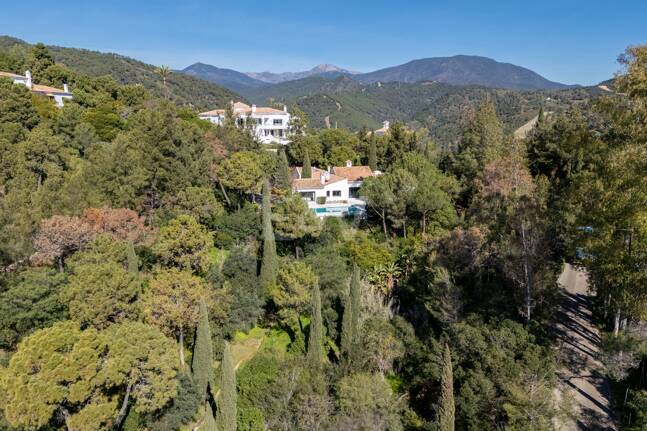 Klassisk andalusisk villa med havsutsikt i prestigefylld El Madroñal