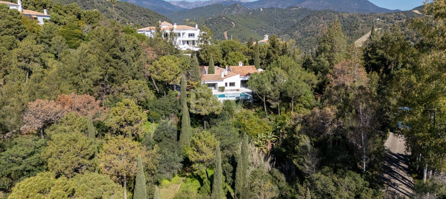 Klassisk andalusisk villa med havsutsikt i prestigefylld El Madroñal