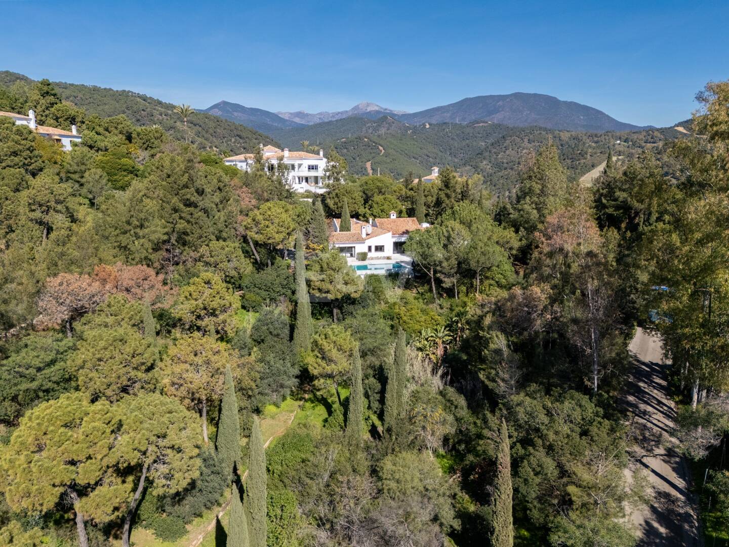 Klassisk andalusisk villa med havsutsikt i prestigefylld El Madroñal