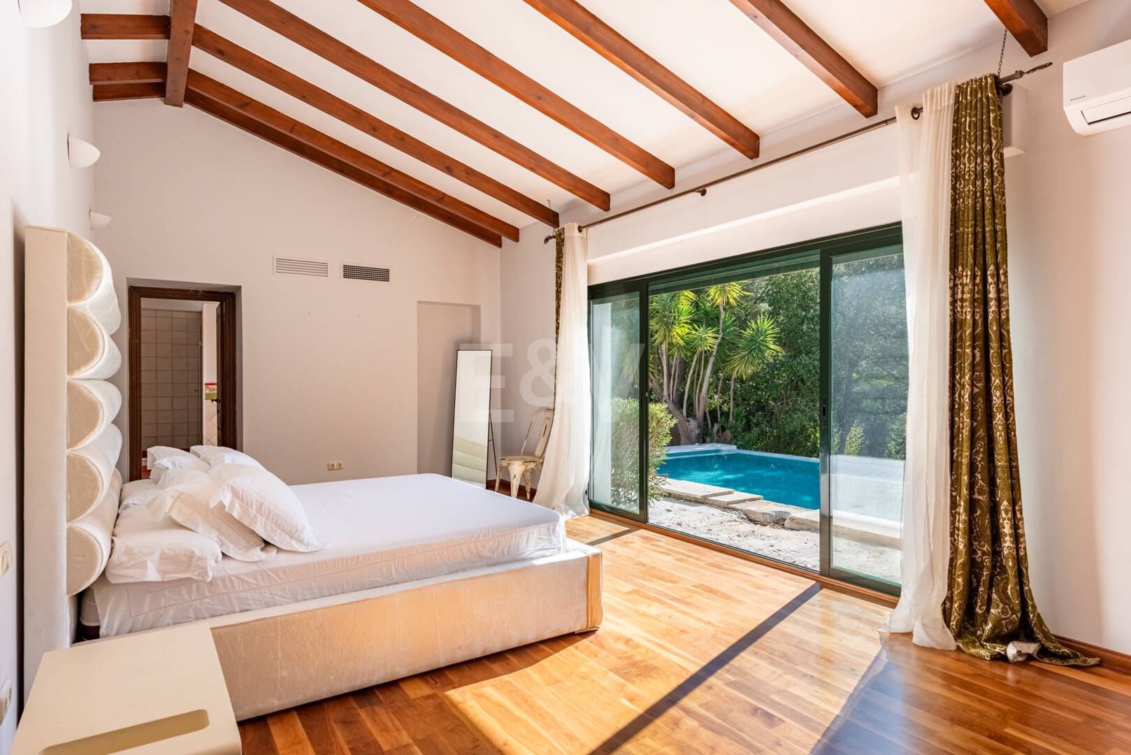 Klassisk andalusisk villa med havsutsikt i prestigefylld El Madroñal