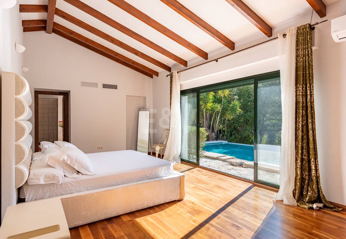 Klassisk andalusisk villa med havsutsikt i prestigefylld El Madroñal