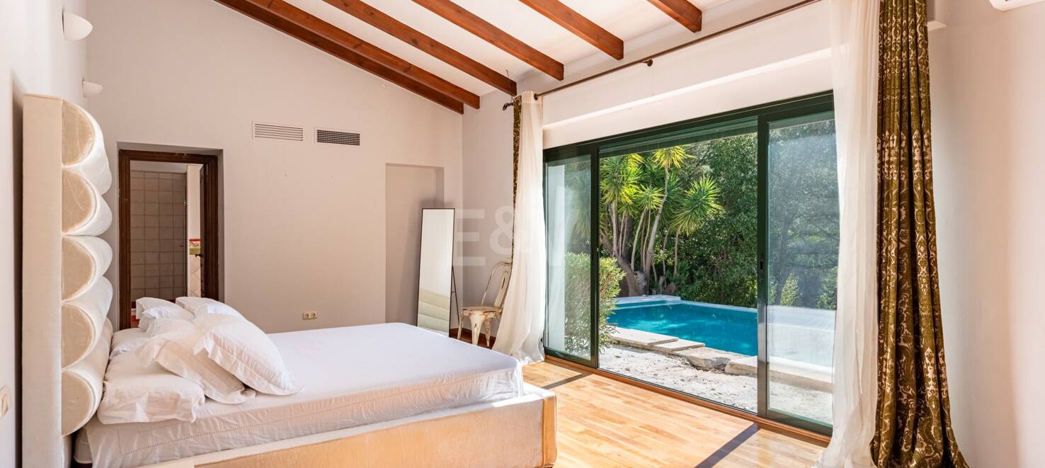 Klassisk andalusisk villa med havsutsikt i prestigefylld El Madroñal
