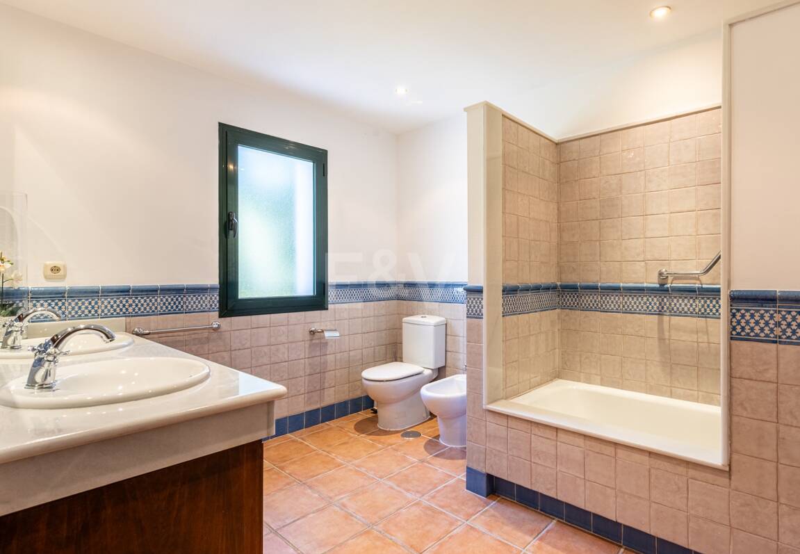 Klassisk andalusisk villa med havsutsikt i prestigefylld El Madroñal