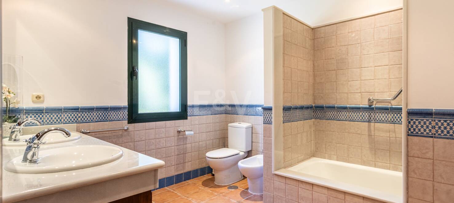 Klassisk andalusisk villa med havsutsikt i prestigefylld El Madroñal