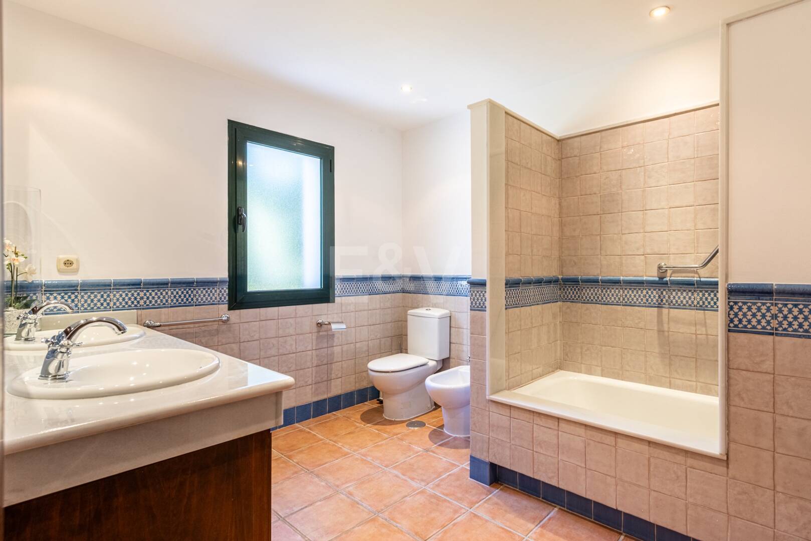 Villa Andaluza Clásica con Vistas al Mar en la Exclusiva Zona de El Madroñal