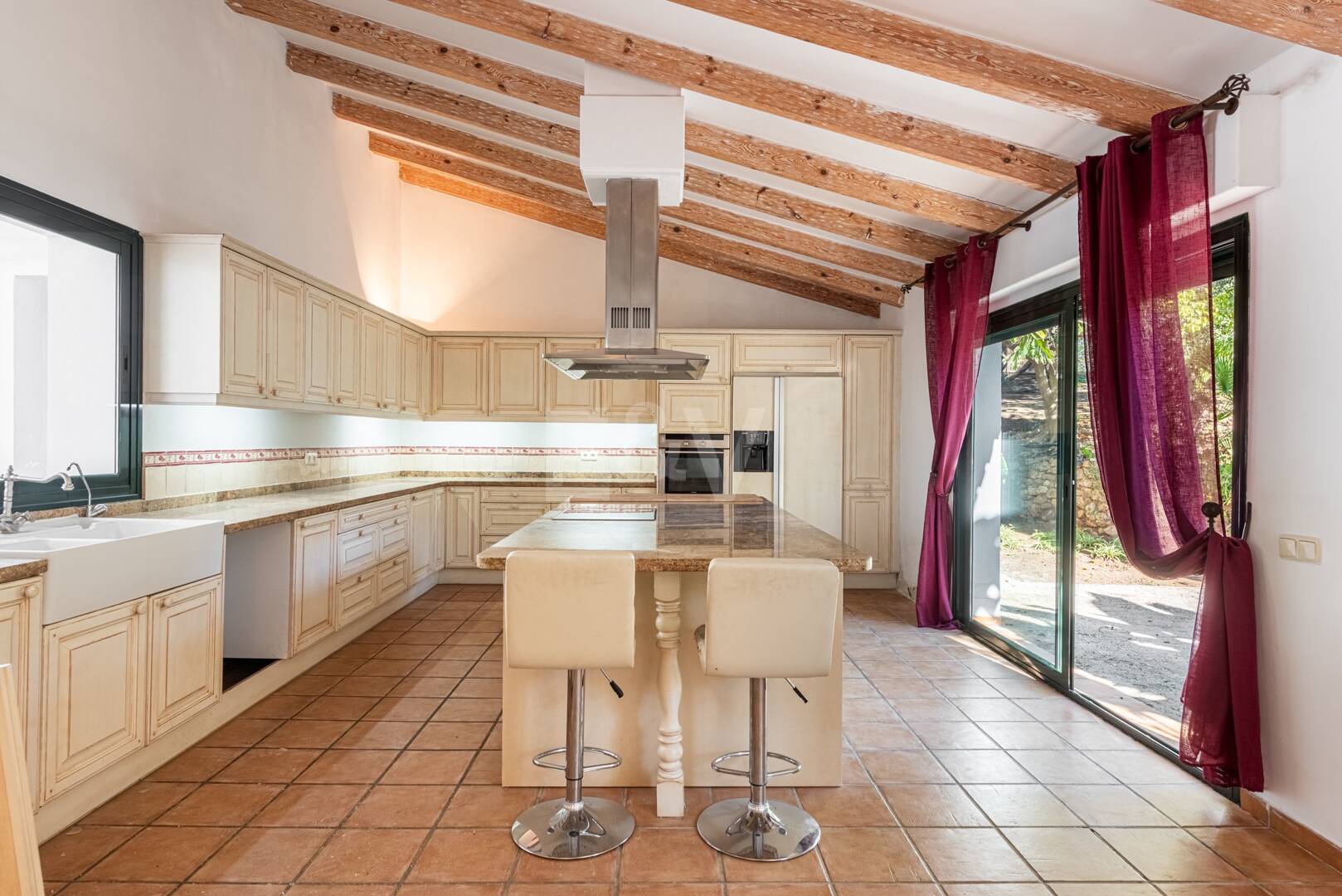 Villa Andaluza Clásica con Vistas al Mar en la Exclusiva Zona de El Madroñal