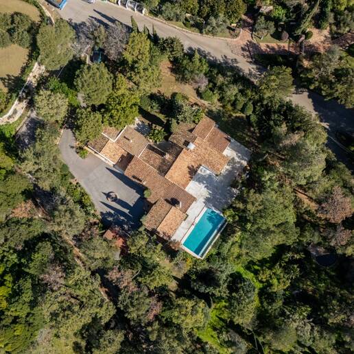 Klassisk andalusisk villa med havsutsikt i prestigefylld El Madroñal
