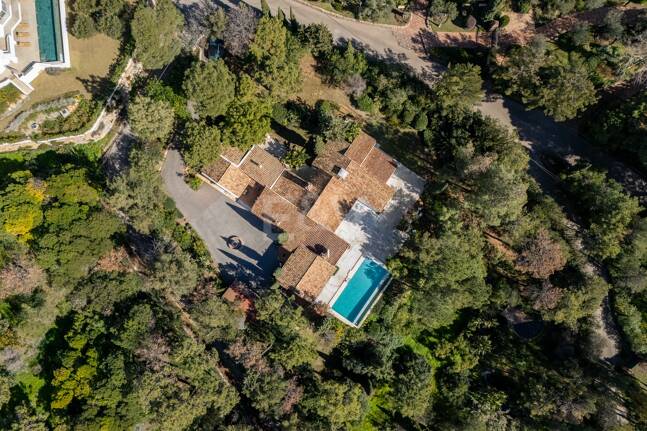 Klassisk andalusisk villa med havsutsikt i prestigefylld El Madroñal