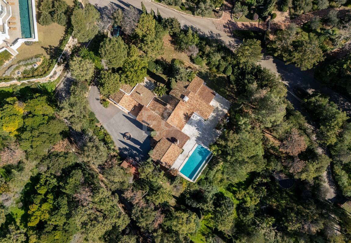 Klassisk andalusisk villa med havsutsikt i prestigefylld El Madroñal