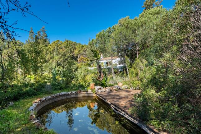 Klassisk andalusisk villa med havsutsikt i prestigefylld El Madroñal