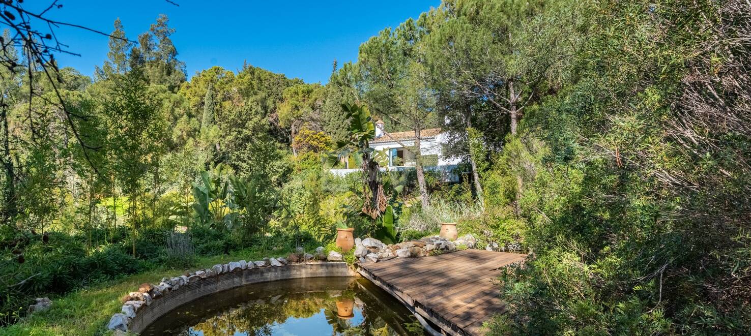 Klassisk andalusisk villa med havsutsikt i prestigefylld El Madroñal