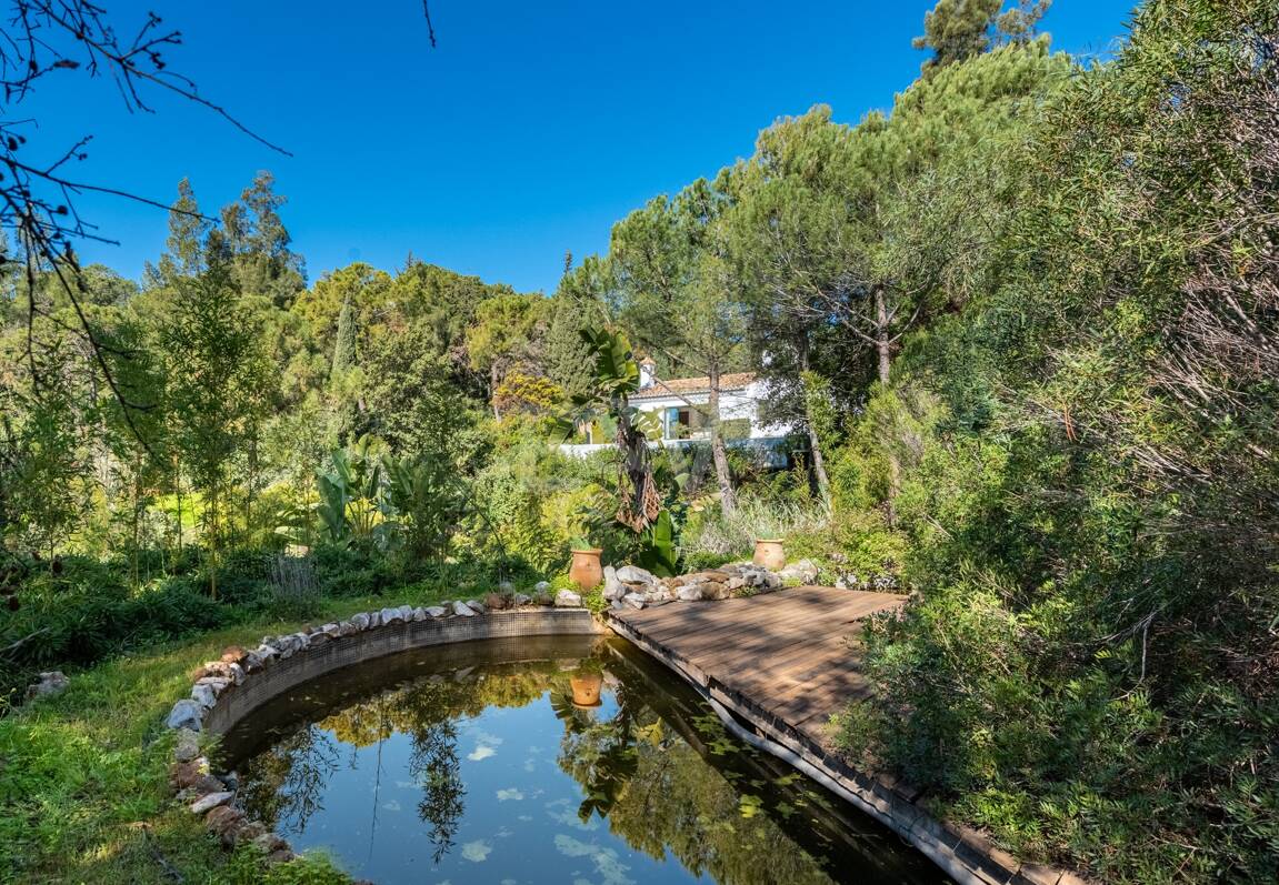 Klassisk andalusisk villa med havsutsikt i prestigefylld El Madroñal