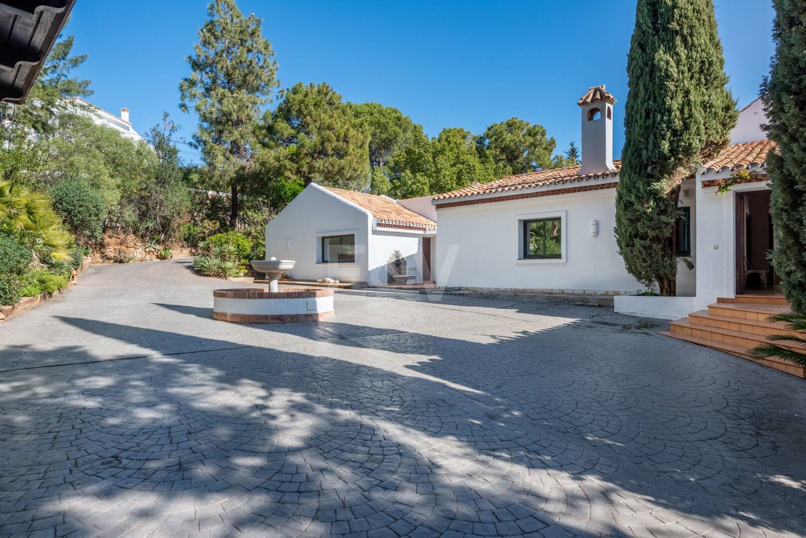 Villa Andaluza Clásica con Vistas al Mar en la Exclusiva Zona de El Madroñal