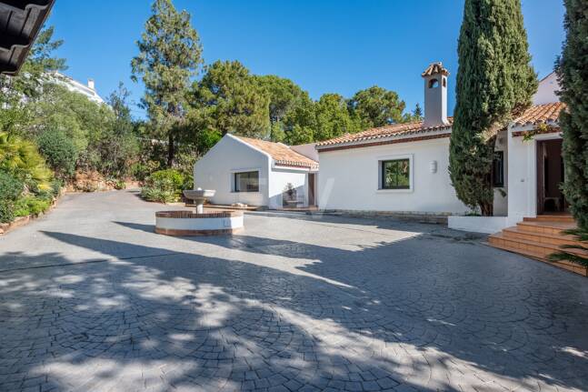 Klassisk andalusisk villa med havsutsikt i prestigefylld El Madroñal