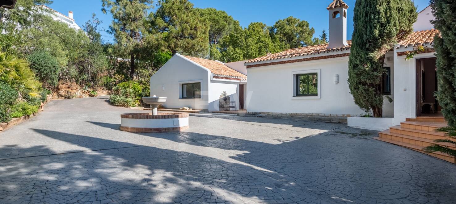 Klassisk andalusisk villa med havsutsikt i prestigefylld El Madroñal