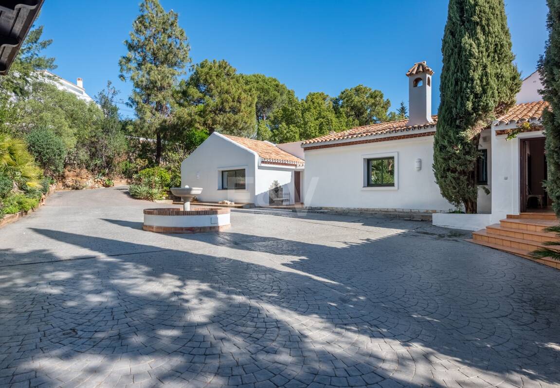 Klassisk andalusisk villa med havsutsikt i prestigefylld El Madroñal