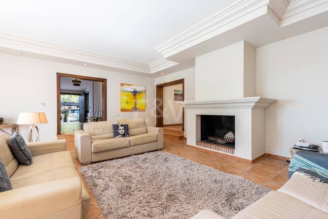 Klassisk andalusisk villa med havsutsikt i prestigefylld El Madroñal