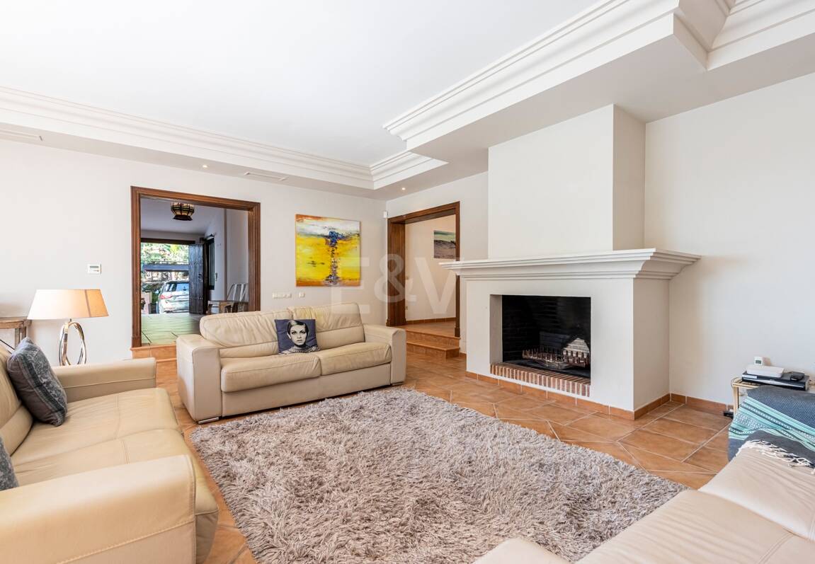 Klassisk andalusisk villa med havsutsikt i prestigefylld El Madroñal