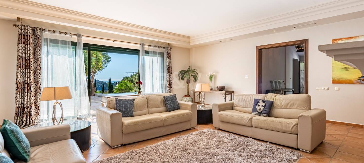 Klassisk andalusisk villa med havsutsikt i prestigefylld El Madroñal