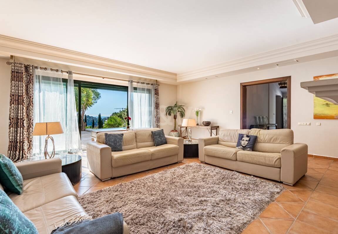 Klassisk andalusisk villa med havsutsikt i prestigefylld El Madroñal