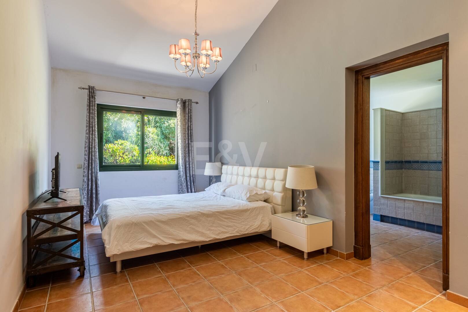 Villa Andaluza Clásica con Vistas al Mar en la Exclusiva Zona de El Madroñal