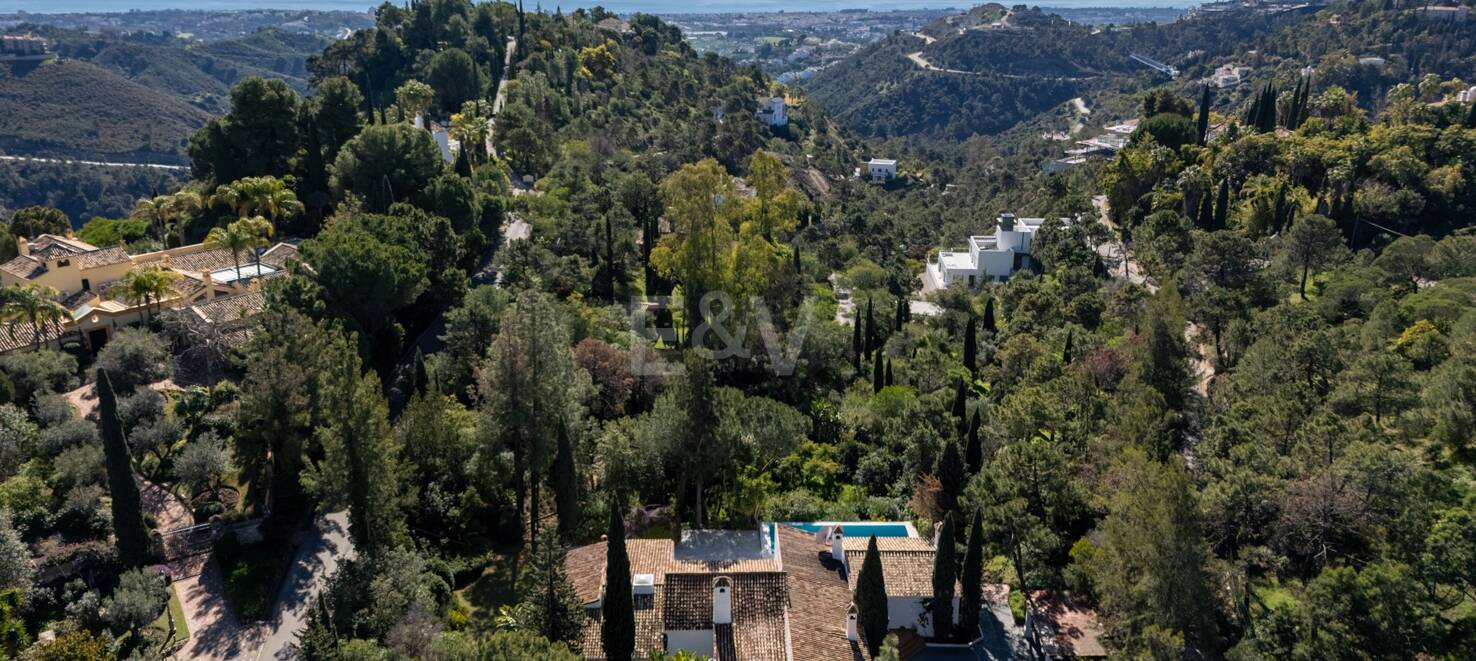 Klassisk andalusisk villa med havsutsikt i prestigefylld El Madroñal