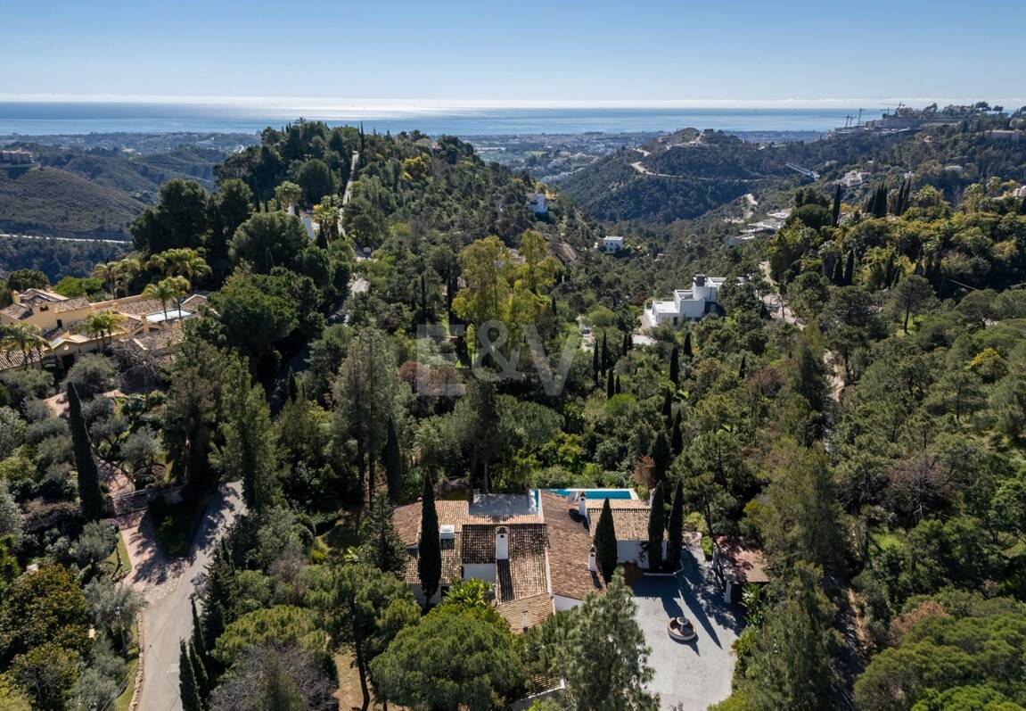 Klassisk andalusisk villa med havsutsikt i prestigefylld El Madroñal
