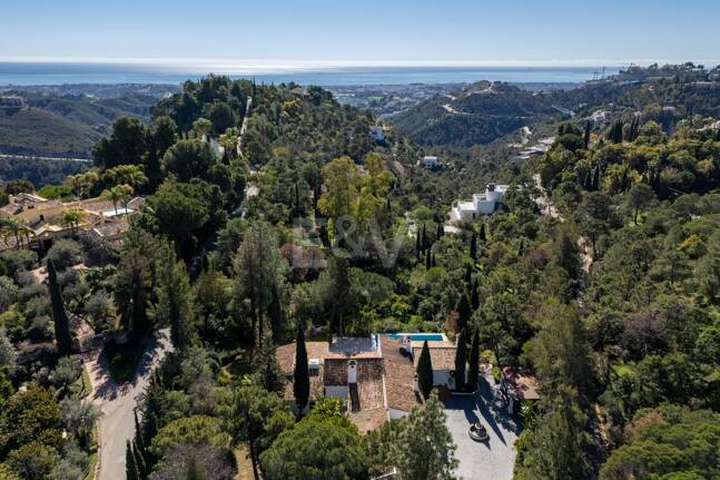 Klassisk andalusisk villa med havsutsikt i prestigefylld El Madroñal