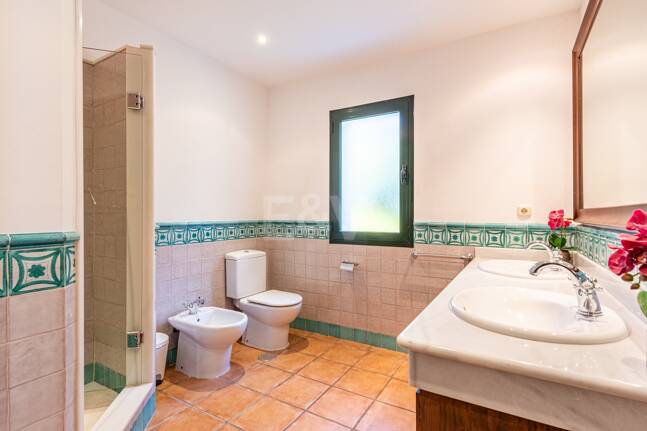 Klassisk andalusisk villa med havsutsikt i prestigefylld El Madroñal