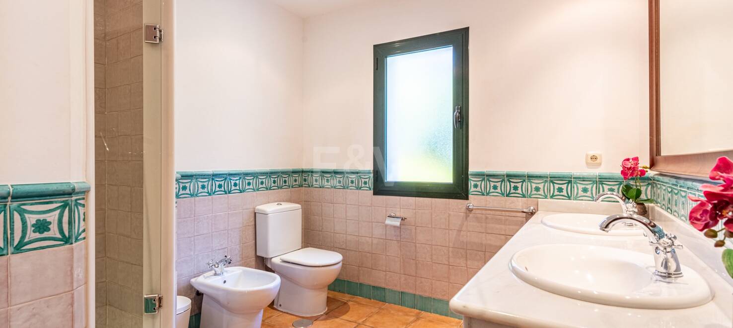 Klassisk andalusisk villa med havsutsikt i prestigefylld El Madroñal