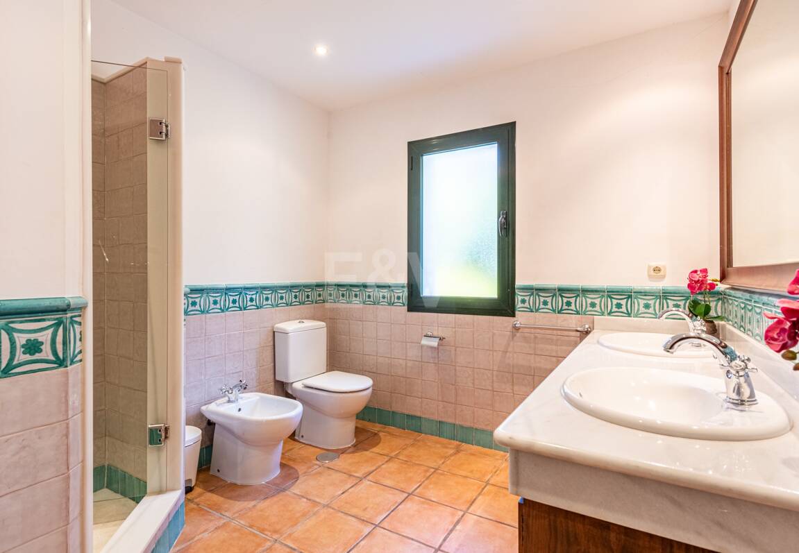 Klassisk andalusisk villa med havsutsikt i prestigefylld El Madroñal