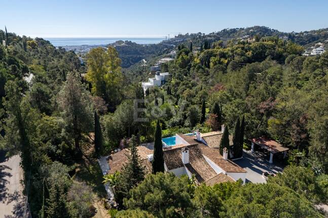 Klassisk andalusisk villa med havsutsikt i prestigefylld El Madroñal