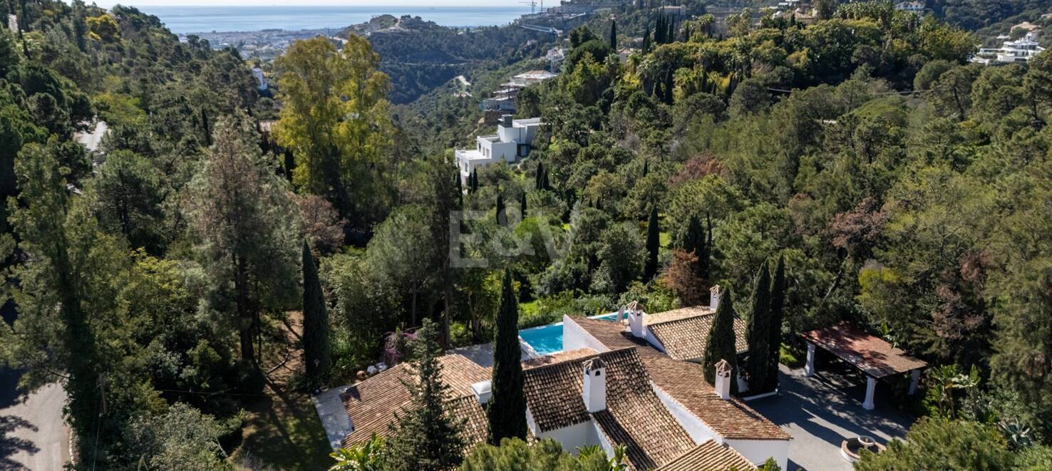 Klassisk andalusisk villa med havsutsikt i prestigefylld El Madroñal