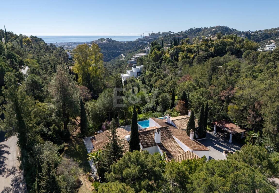 Klassisk andalusisk villa med havsutsikt i prestigefylld El Madroñal