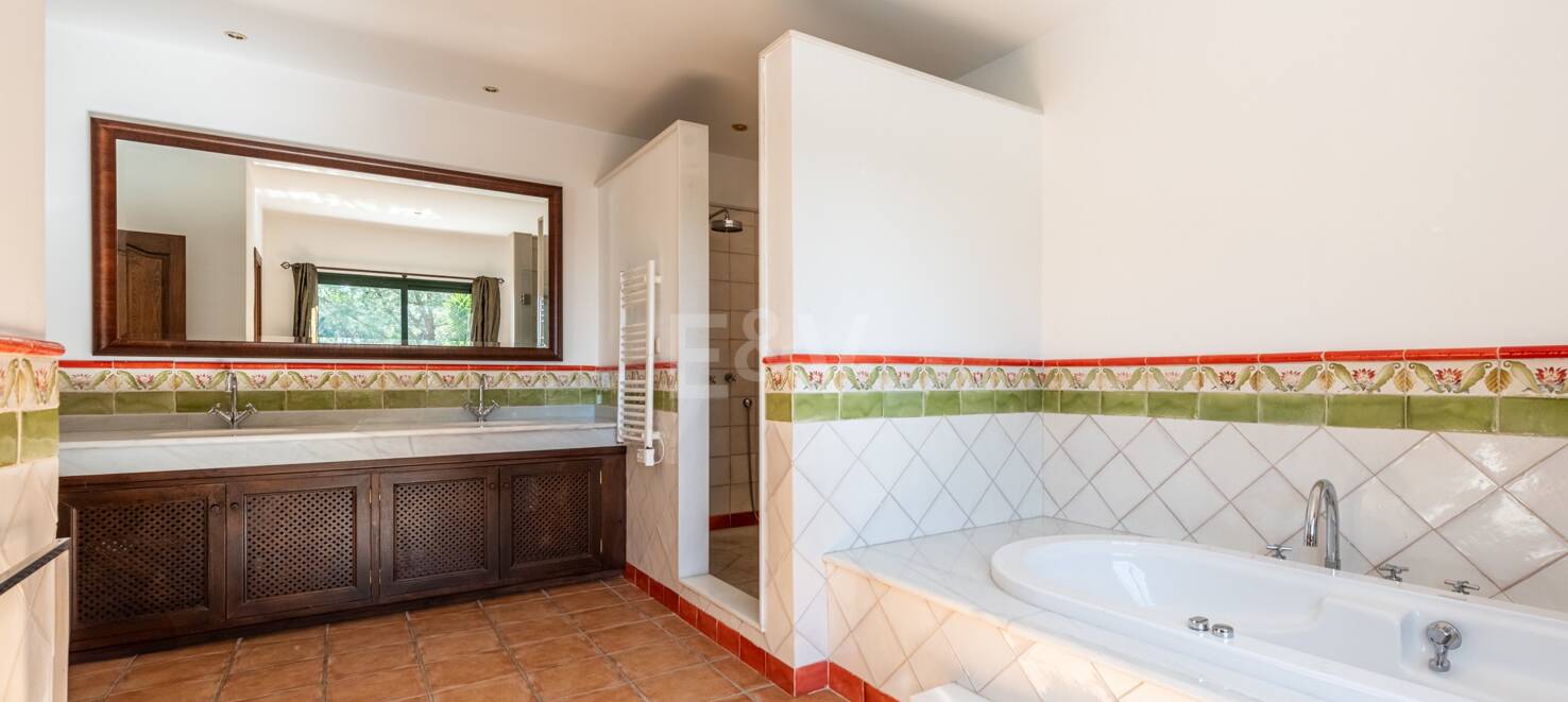 Klassisk andalusisk villa med havsutsikt i prestigefylld El Madroñal